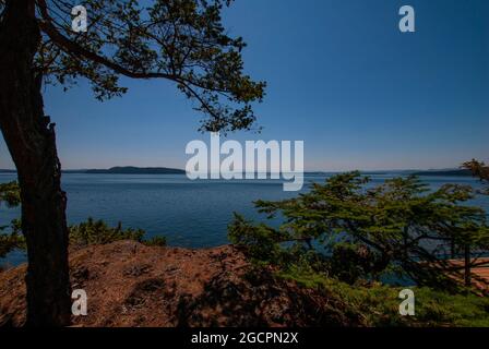 Blick auf den Swanson Channel von Trincomali auf North Pender Island, British Columbia, Kanada Stockfoto