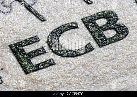 Makroaufnahme einer fünf-Euro-Banknote. Eine scharfe detailreiche Aufnahme des ezb-Charakters auf der 5-Euro-Note. Die Prägung des Drucks schön zu sehen. mi Stockfoto