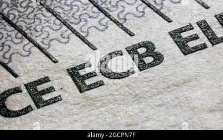 Makroaufnahme einer fünf-Euro-Banknote. Eine scharfe detailreiche Aufnahme des ezb-Charakters auf der 5-Euro-Note. Die Prägung des Drucks schön zu sehen. mi Stockfoto