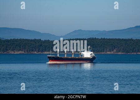 Massengutfrachter befahren die Gewässer des Golfs von Georgia, British Columbia, Kanada Stockfoto