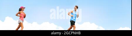 Läufer trainieren gemeinsam Cardio Laufen im Freien trainieren Fitness Freunde laufen miteinander reden Panorama-Banner blauer Himmel Hintergrund. Gesund Stockfoto