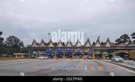 Putrajaya, Malaysia - 11. Oktober 2020: Mautstation auf der Autobahn von Kuala Lumpur zur Regierungsstadt Putrajaya. Die Autobahnen in malaysia Stockfoto