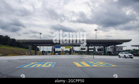 Putrajaya, Malaysia - 11. Oktober 2020: Mautstation auf der Autobahn von Kuala Lumpur zur Regierungsstadt Putrajaya. Die Autobahnen in malaysia Stockfoto