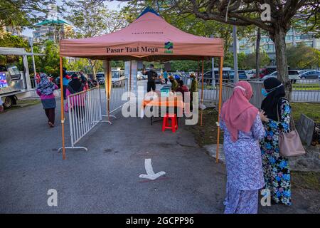 Zutrittskontrolle mit Smartphone-App und Temperaturmessung auf einem frischen Markt in Putrajaya, in der Nähe von Kuala Lumpur, während der Covid-19-Krise. Social di Stockfoto