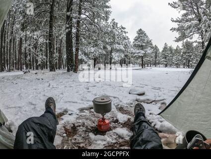 Camping im Schnee auf dem Mogollon Rim, Mormon Lake, Arizona, USA Stockfoto