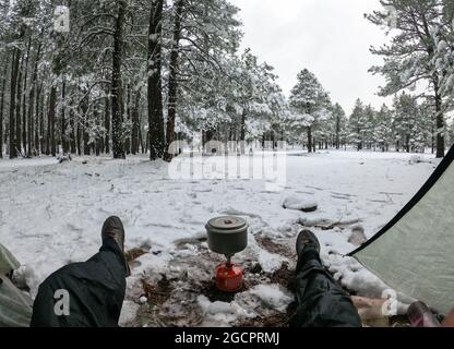 Camping im Schnee auf dem Mogollon Rim, Mormon Lake, Arizona, USA Stockfoto