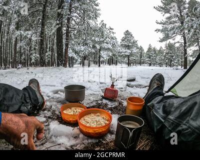 Camping im Schnee auf dem Mogollon Rim, Mormon Lake, Arizona, USA Stockfoto