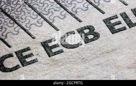 Makroaufnahme einer fünf-Euro-Banknote. Eine scharfe detailreiche Aufnahme des ezb-Charakters auf der 5-Euro-Note. Die Prägung des Drucks schön zu sehen. mi Stockfoto