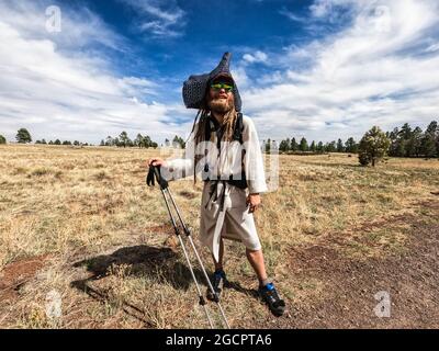 Durch Wanderer in einem Bademantel auf dem Arizona Trail, Flagstaff, Arizona, USA Stockfoto