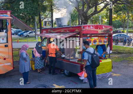 Kuala Lumpur, Malaysia - 16. Oktober 2020: Menschen, die auf einem Straßenmarkt für einen Street Food Stand Schlange stehen. Street Food ist in Malaysia sehr beliebt. Aufgrund von Stockfoto
