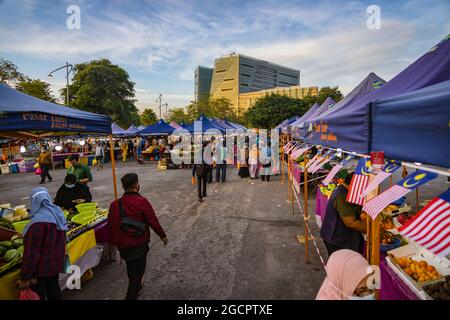 Der frische Markt in Putrajaya, in der Nähe der Hauptstadt Kuala Lumpur, ist voll. Gesichtsmasken sind während der Covid-19-Beschränkungen obligatorisch. Menschen tragen ihre Stockfoto