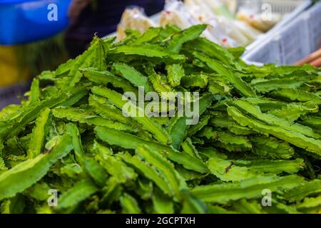 Ein Haufen Geflügelbohne oder goa-Bohnen auf der Theke eines Gemüseverkäufers auf einem Frischmarkt in Kuala Lumpur, Malaysia. Auch bekannt als manila Bea Stockfoto