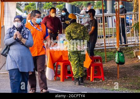 Zutrittskontrolle mit Smartphone-App und Temperaturmessung auf einem frischen Markt in Putrajaya, in der Nähe von Kuala Lumpur, während der Covid-19-Krise. Social di Stockfoto