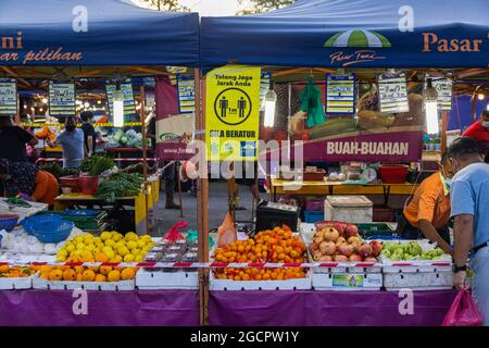 Putrajaya, Malaysia - 16. Oktober 2020: Der frische Markt in Putrajaya, in der Nähe der Hauptstadt Kuala Lumpur, ist voll. Ein Schild mit Anweisungen und Verhalten Stockfoto