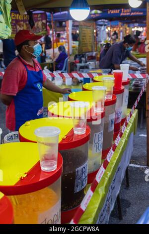 Kuala Lumpur, Malaysia - 16. Oktober 2020: Typische traditionelle Getränke stehen auf einem Lebensmittelmarkt. Verschiedene Fruchtsäfte werden von der großen transparenten Bar verkauft Stockfoto