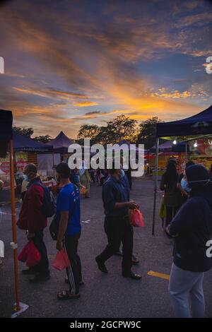 Sonnenuntergang über dem Nachtmarkt in putrajaya, Kuala Lumpur. Der frische Markt in Putrajaya, in der Nähe der Hauptstadt Kuala Lumpur, ist voll. Stockfoto