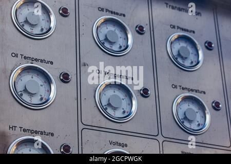 Analoge Anzeigen auf dem Außenbedienfeld. Selektiver Fokus. Stockfoto