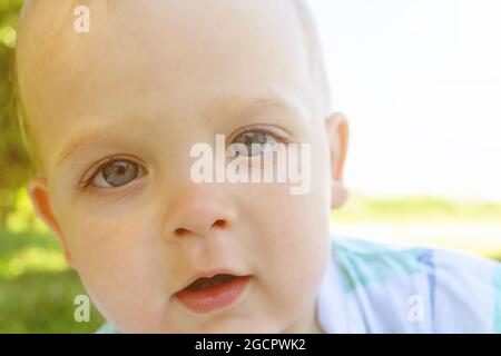 Lustige Baby Junge in der Kamera suchen. Nahaufnahme. Stockfoto