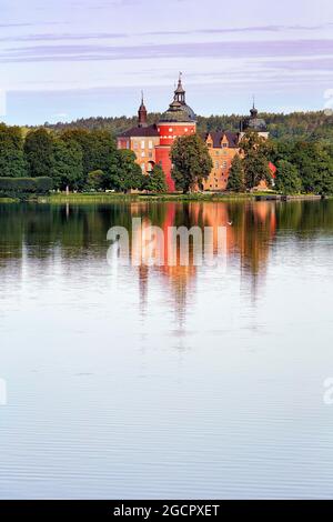 Schloss Gripsholm spiegelt sich in Lake Maelaren, Lake Maelaren, Mariefred, Straengnaes, Soedermanlands laen, Schweden Stockfoto