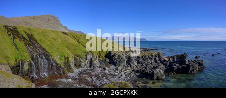 Bucht mit breitem Wasserfall, Rauoasandur, Patreksfjoerour, Vestfiroir, Island Stockfoto