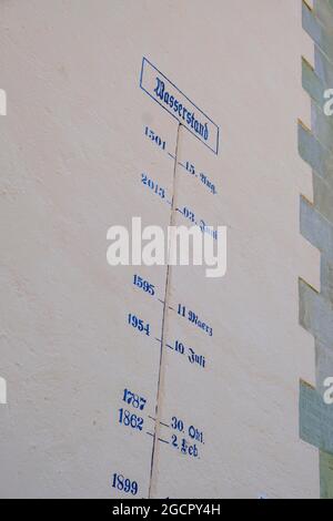 Wasserstand, hoher Wassermarker, Rathausplatz, Passau, Niederbayern, Bayern, Deutschland Stockfoto