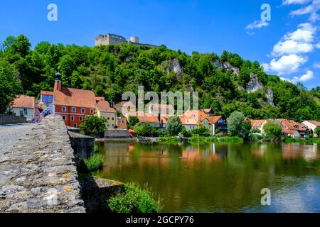 Steinbrücke mit Blick auf die Burgruine und Naab, Kallmüenz, Naabtal, Oberpfalz, Bayern, Deutschland Stockfoto