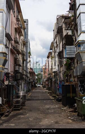 Kuala Lumpur, Malaysia - 04. Oktober 2020: Die schmutzigen, stinkenden Nebenstraßen von Kuala Lumpur. Hinter den Kulissen der Metropole. Die engen Gassen und die Stockfoto