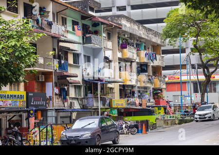 Kuala Lumpur, Malaysia - 04. Oktober 2020: Die schmutzigen Nebenstraßen von Kuala Lumpur. Hinter den Kulissen der Metropole. Das chaotische Stadtbild und die ru Stockfoto