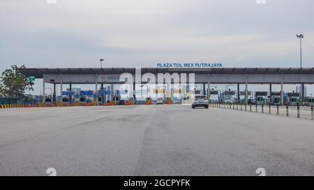 Putrajaya, Malaysia - 11. Oktober 2020: Mautstation auf der Autobahn von Kuala Lumpur zur Regierungsstadt Putrajaya. Die Autobahnen in malaysia Stockfoto