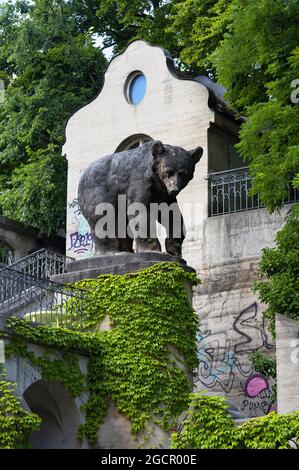 Bärenfigur an der Gebsattelbrücke, Osttreppe, Au, München, Oberbayern, Bayern, Deutschland Stockfoto