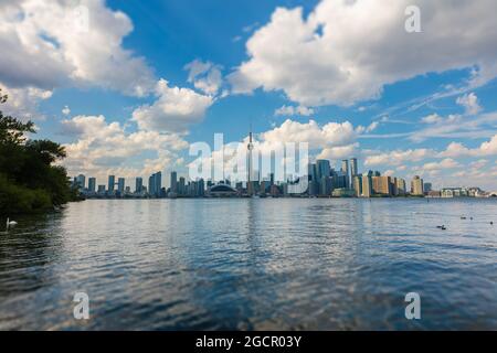 Die Skyline von Toronto, ein Blick von der Seeseite - Toronto, Ontario, Kanada. Panoramablick auf die kanadische Stadt Toronto, mit weißen Wolken auf einem BL Stockfoto
