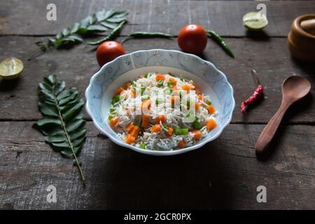 Bereit, Gemüsepulao oder aromatisierten Basmati-Reis mit Gemüse gekocht servieren. Nahaufnahme, selektiver Fokus. Stockfoto