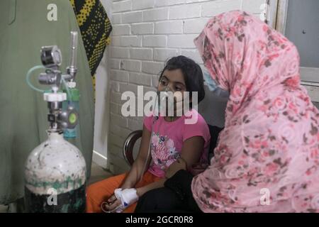 Dhaka, Bangladesch. August 2021. Eine Krankenschwester sorgt im Kinderkrankenhaus für ein Mädchen, das mit Dengue infiziert wurde. Bangladesch kämpft gegen Dengue-Ausbruch Angesichts der COVID-Krise belastet eine scharfe Spitze der Dengue-Fälle das Gesundheitssystem von Bangladesch, das bereits von einer sich verschärfenden COVID-Krise im Land angesteckt wurde. In diesem Monat wurde bei 1,920 Personen die durch Moskitos übertragene Krankheit diagnostiziert, was einer Zunahme der Dengue-infizierten Patienten von Juni auf 272 Fälle Anstieg. Dhaka, Bangladesch, 8. August 2021. Foto von Sazzad Hossain/Eyepix/ABACAPRESS.COM Quelle: Abaca Press/Alamy Live News Stockfoto