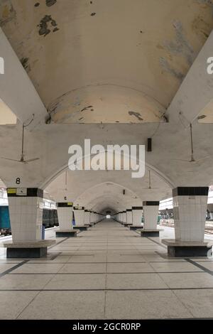 Dhaka, Bangladesch. August 2021. Gesamtansicht des Bahnhofs Kamalapur. Die öffentlichen Verkehrsmittel auf dem Land, auf der Schiene und auf den Wasserstraßen sollen nach Beendigung der laufenden Covid-19-Sperre wieder in Betrieb gehen. Die Kabinettsabteilung veröffentlichte am Sonntag ein Rundschreiben, in dem sie bestätigte, dass die landesweite strikte Sperre eingehalten wurde. Dhaka, Bangladesch, 9. August 2021. Foto von Sazzad Hossain/Eyepix/ABACAPRESS.COM Quelle: Abaca Press/Alamy Live News Stockfoto