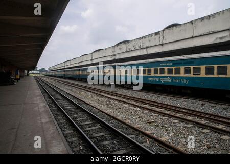 Dhaka, Bangladesch. August 2021. Gesamtansicht des Bahnhofs Kamalapur. Die öffentlichen Verkehrsmittel auf dem Land, auf der Schiene und auf den Wasserstraßen sollen nach Beendigung der laufenden Covid-19-Sperre wieder in Betrieb gehen. Die Kabinettsabteilung veröffentlichte am Sonntag ein Rundschreiben, in dem sie bestätigte, dass die landesweite strikte Sperre eingehalten wurde. Dhaka, Bangladesch, 9. August 2021. Foto von Sazzad Hossain/Eyepix/ABACAPRESS.COM Quelle: Abaca Press/Alamy Live News Stockfoto