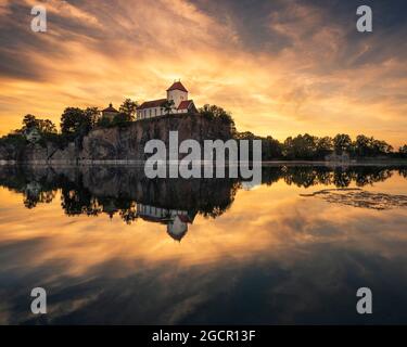 Kirchberg mit Bergkirche und Wasserturm bei Sonnenuntergang, Spiegelung im Wasser des Steinbruchs, Beucha, Brandis, bei Leipzig, Sachsen, Deutschland Stockfoto