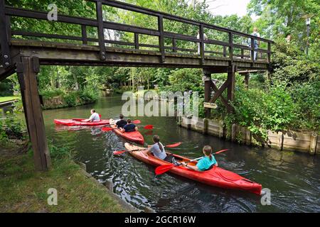 Touristen paddeln durch das Dorf Lehde, Brandenburg, Deutschland Stockfoto