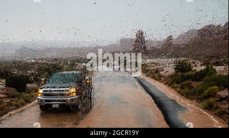 Regentropfen auf einem Autofenster, beim Regen, Arches Scenic Drive, Arches National Park, Utah, USA Stockfoto