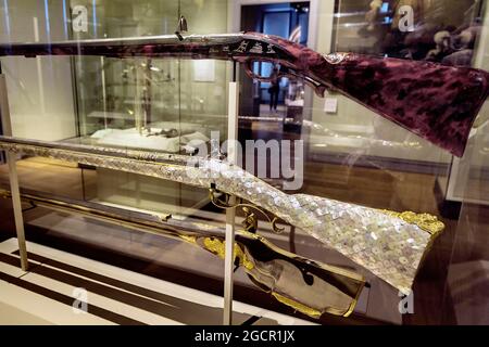 Luxusgewehre, Unten, Radschlossgewehr, Böhmen 1737, Oben, Steischloss-Flintlocks c. 1700, Nationalmuseum, München, Oberbayern, Bayern, Deutschland Stockfoto