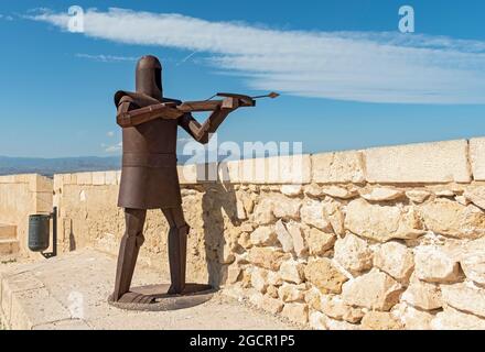 Metallstatue des Ritters in Rüstung, Burg Santa Barbara, Alicante (Alacant), Spanien Stockfoto