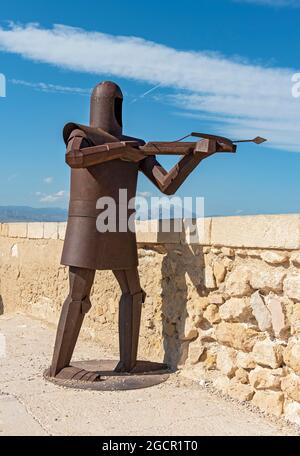 Metallstatue des Ritters in Rüstung, Burg Santa Barbara, Alicante (Alacant), Spanien Stockfoto
