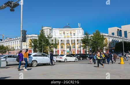 Ulaanbatar, Mongolei - 03. Oktober 2020: Kreuzung in der Innenstadt mit Blick auf den Eingang zur nationalen Universität und den Regierungspalast gar Stockfoto