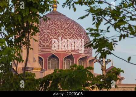 Nahaufnahme der Putra Moschee oder der Masjid Putra, der Hauptmoschee von Putrajaya Wilaya, Malaysia. Am frühen Morgen in Putrajaya, Malaysia. Die Kuppel der islami Stockfoto