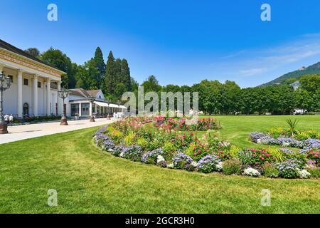 Baden-Baden, Deutschland - Juli 2021: Kurort, Casino und Konferenzkomplex mit dem Namen „Kurhaus“ und einem öffentlichen Park mit Blumen Stockfoto