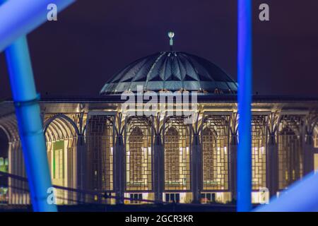 Putrajaya, Malaysia. Putrajaya Moschee oder Masjid Tuanku Mizan Zainal Abidin, beleuchtet in der Nacht, eingefangen zwischen der beleuchteten Säule der SE Stockfoto