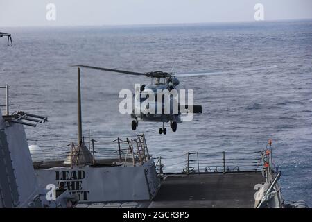 210720-N-BA874-1001 PACIFIC OCEAN (20. Juli 2021) ein MH-60R Sea Hawk der „Easyriders“ von Helicopter Maritime Strike Squadron (HSM) 37 bereitet sich auf das Flugdeck der Arleigh Burke-Klasse Zerstörer USS Michael Murphy (DDG 112) vor, 20. Juli 2021. Michael Murphy führt derzeit Routineoperationen in der dritten US-Flotte durch. (USA Navy Foto von LT. j.g. Ana P. Mier) Stockfoto