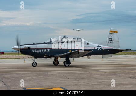 Piloten des 85. Flying Training Squadron Rollen von der Fluglinie aus, um an 8/5 Tagen teilzunehmen und an den Feierlichkeiten des Tages auf der Laughlin Air Force Base, Texas, am 5. August 2021 teilzunehmen. Die Piloten des Tiger Day feierten in den Himmel, dass sie Teil des 85. Flying Training Squadron waren und gegen andere Instruktorpiloten antreten. (USA Luftwaffe Foto von Airman 1st Class David Phaff) Stockfoto