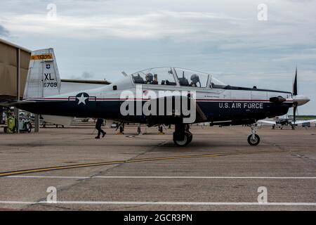 Piloten des 85. Flying Training Squadron Rollen von der Fluglinie aus, um an 8/5 Tagen teilzunehmen und an den Feierlichkeiten des Tages auf der Laughlin Air Force Base, Texas, am 5. August 2021 teilzunehmen. Die Piloten des Tiger Day feierten in den Himmel, dass sie Teil des 85. Flying Training Squadron waren und gegen andere Instruktorpiloten antreten. (USA Luftwaffe Foto von Airman 1st Class David Phaff) Stockfoto