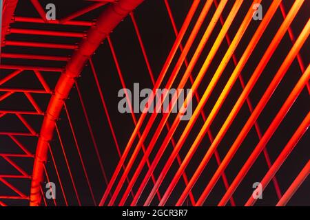 Die beleuchtete Struktur der Seri Saujana Brücke bei Nacht. Eine von vielen Brücken in Putrajaya, Malaysia, alle abwechselnd in di beleuchtet Stockfoto