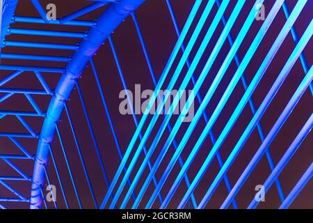 Die beleuchtete Struktur der Seri Saujana Brücke bei Nacht. Eine von vielen Brücken in Putrajaya, Malaysia, alle abwechselnd in di beleuchtet Stockfoto